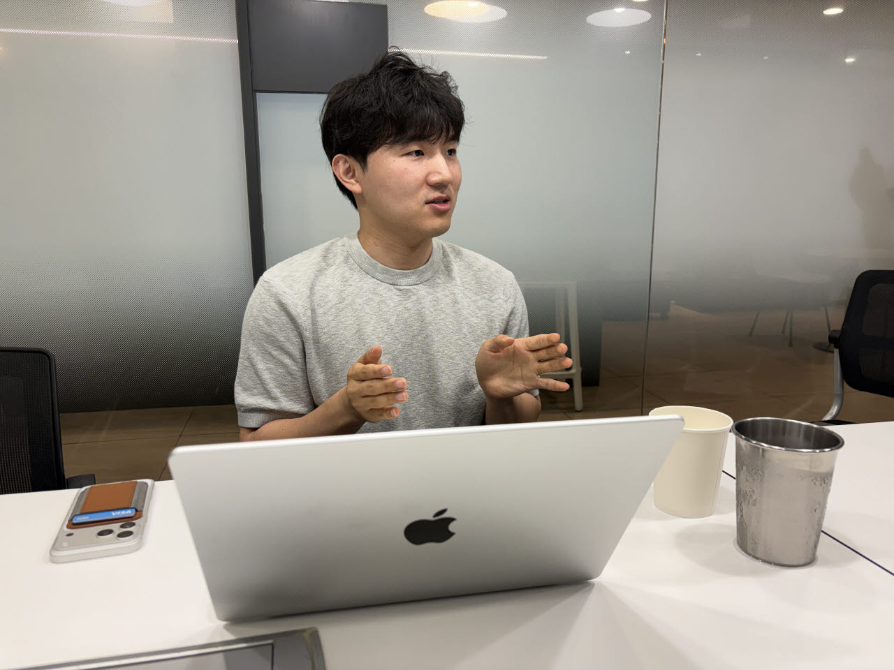 송홍기 사이버네틱스 대표가 이데일리와 인터뷰를 하고있다. (사진=권아인 수습기자)