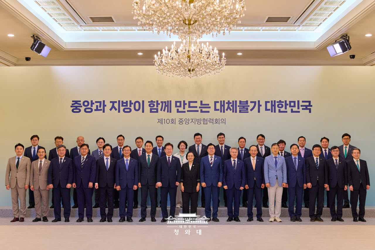 26일 청와대에서 열린 중앙지방협력회의 참석자들이 단체사진을 찍고 있다. 사진 뒷줄 오른쪽 네 번째가 남종섭 경기도의회 의장.(사진=청와대)