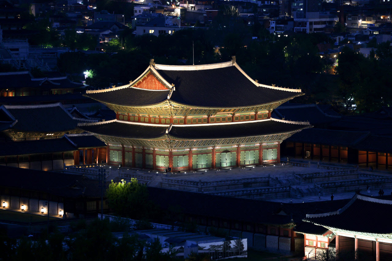 경복궁 야간관람이 시작된 후 경복궁 근정전에 조명이 켜져 있는 모습(사진=연합뉴스).