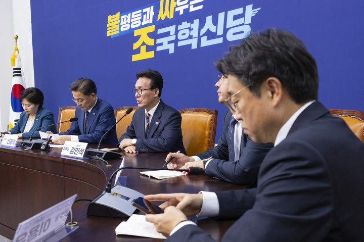 더불어민주당 김민석 대표가 24일 취임 인사를 하기 위해 국회 내 조국혁신당을 방문해 신장식 대표에게 인사말을 하고 있다. (사진=연합뉴스)
