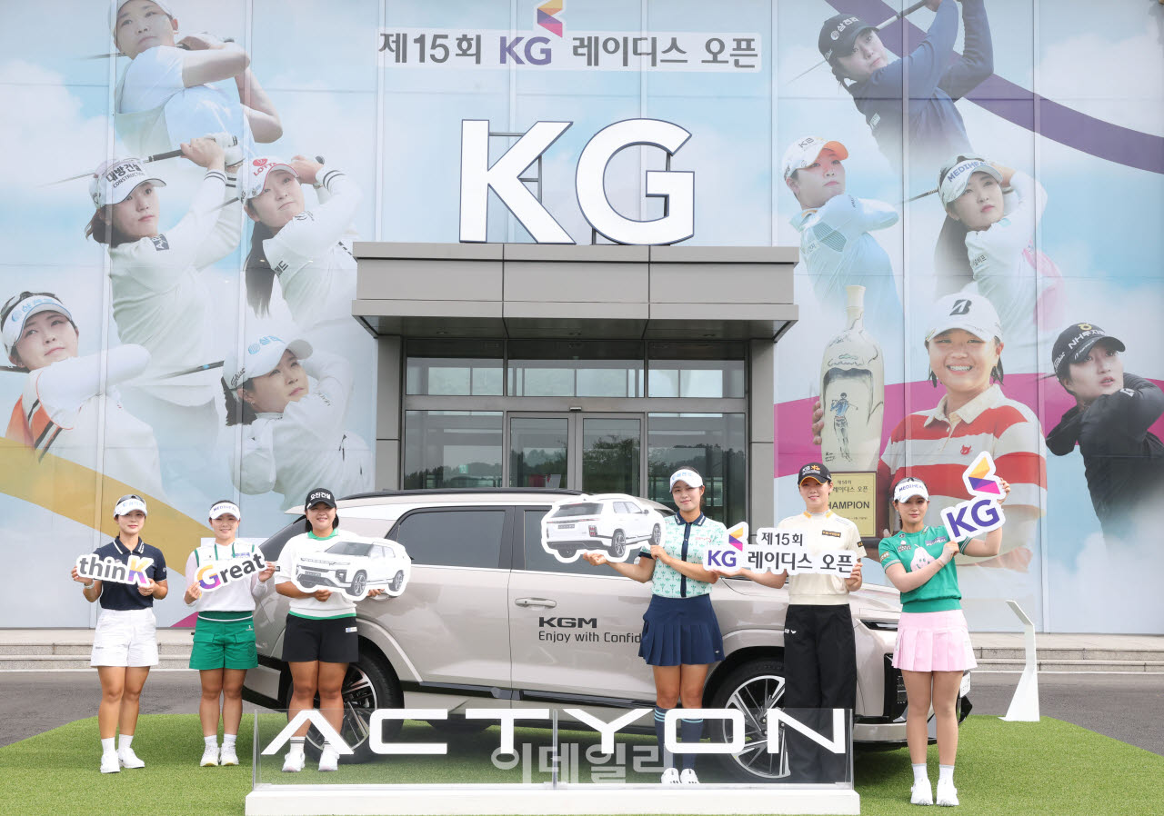 왼쪽부터 전예성, 이다연, 신다인, 서교림, 방신실, 박현경이 26일 경기도 용인시의 써닝포인트CC에서 열린 '제15회 KG 레이디스 오픈' 공식 포토콜에서 포즈를 취하고 있다.(사진=이데일리 이영훈 기자)