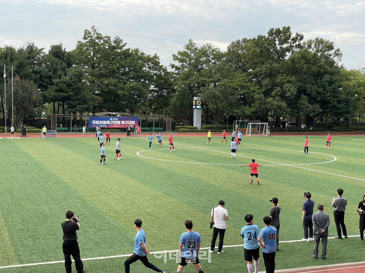 26일 서울 영등포구 여의도 국회 운동장에서 열린 제22대 국회의원축구연맹 축구대회. 국회의원축구연맹과 국회 출입 기자단이 경기하고 있다. (사진=허윤수 기자)