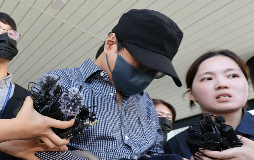 장미란 씨 등 실종 사건 2건을 허위종결한 혐의를 받는 제주서부경찰서 소속 부 모 경장이 25일 제주지방법원에서 구속 전 피의자 심문(영장실질심사)을 마친 뒤 이동하고 있다. (사진=뉴스1)