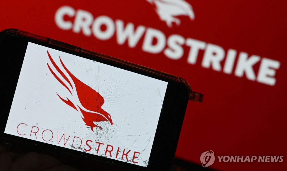 사이버 보안 기술 기업 ‘크라우드스트라이크(CrowdStrike)’의 로고가 표시된 화면들을 담고 있다. (사진= AFP)