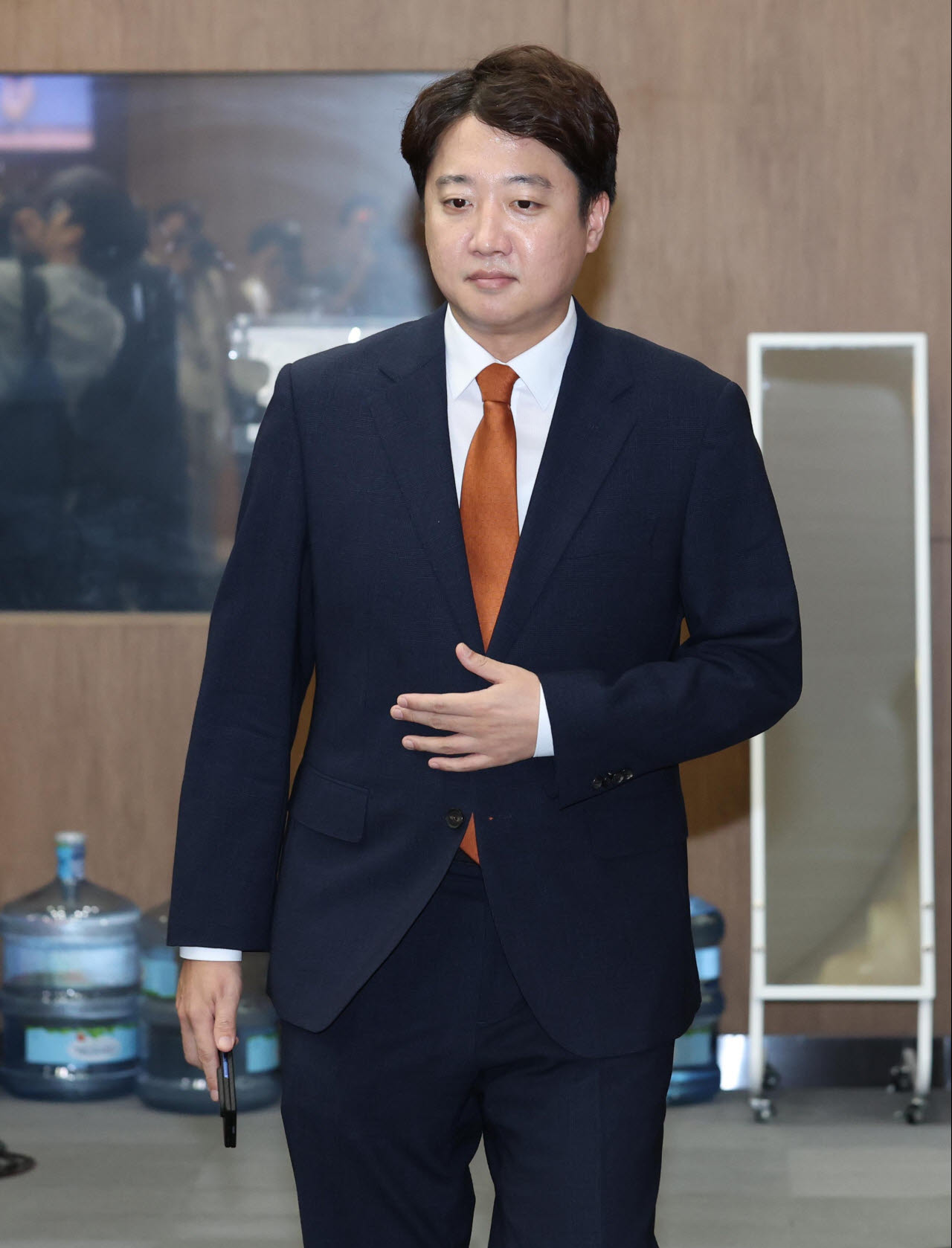 이준석 개혁신당 대표가 26일 서울 여의도 국회 소통관에서 대표직 사퇴 기자회견을 위해 입장하고 있다. (사진=노진환 기자)