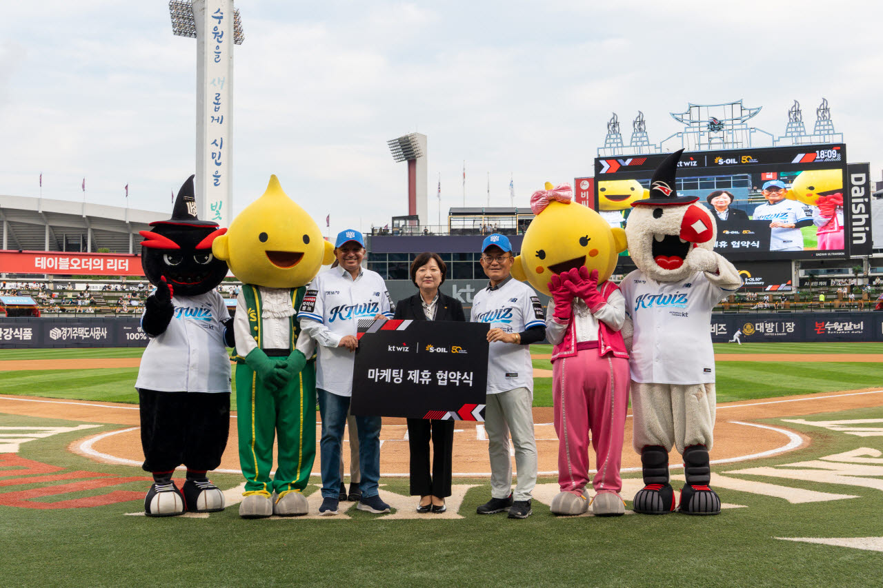 에쓰오일 스폰서데이 행사에 참석한 안와르 알 히즈아지 에쓰오일 CEO(왼쪽 3번째), KT위즈 이선주 대표(가운데), S-OIL 안종범 사장(왼쪽 5번째)이 기념사진을 촬영하고 있다.