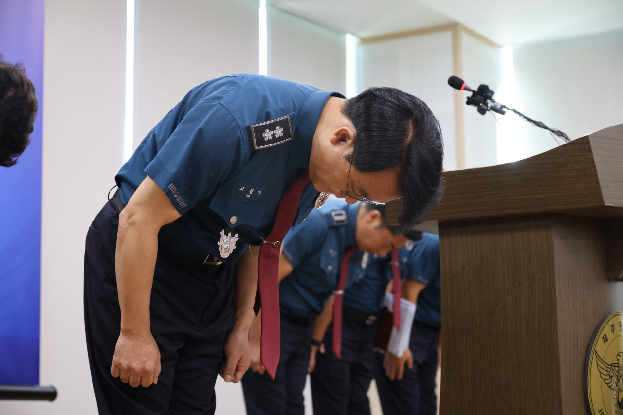 고평기 제주경찰청장이 27일 제주경찰청에서 '실종 허위종결' 경찰관에 대한 정식 수사가 시작된 지 13일 만에 고개를 숙여 사과의 뜻을 전달하고 있다. (사진=연합뉴스)