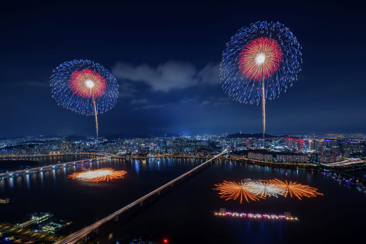 ‘한화와 함께하는 서울세계불꽃축제 2025’에서 선보인 ㈜한화의 불꽃(사진=㈜한화 제공)