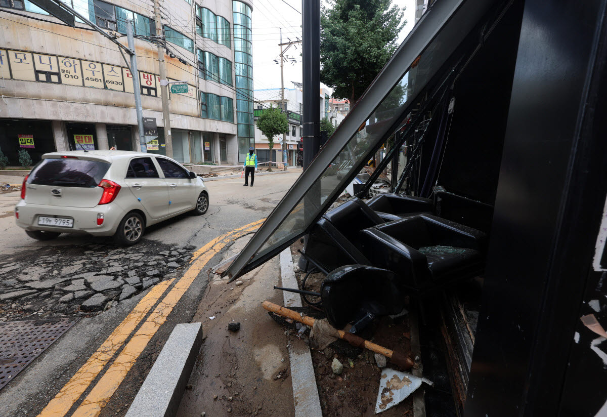 20일 오후 경남 거제시 옥포동 한 상가가 집중 호우 영향으로 파손돼 있다.(사진=연합뉴스)