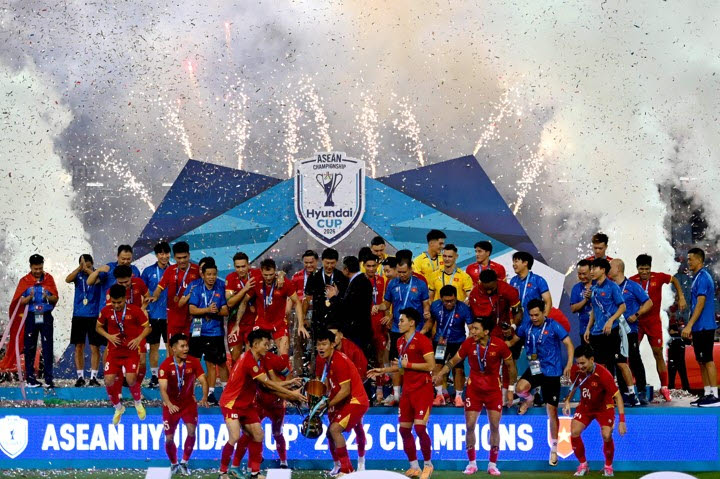 아세안 현대컵에서 2연패를 달성한 베트남 축구대표팀 선수들이 트로피를 들고 기뻐하고 있다. 사진=AFPBBNews