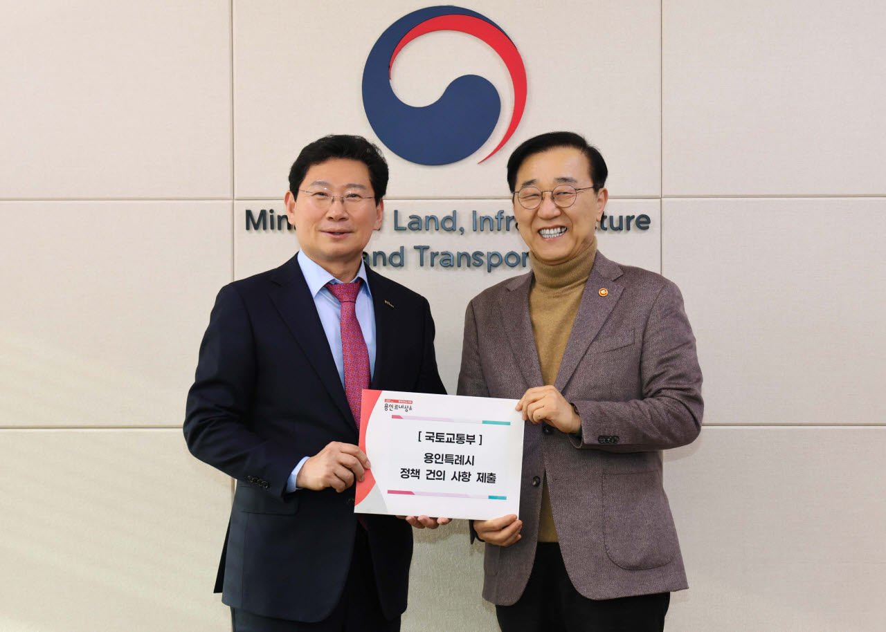 이상일 용인특례시장이 올해 1월 김윤덕 국토교통부 장관을 만나 예비타당성조사 대상 4개 노선의 신설·확장 사업을 ‘제6차 국도·국지도 건설계획’에 반영해 달라는 건의문을 전달하고 있다.(사진=용인시)