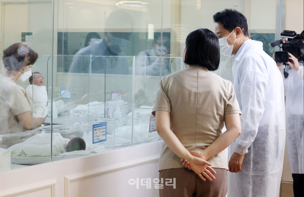 오세훈 서울시장이 서울 양천구 신월동에 위치한 서울형 안심 산후조리원을 방문해 신생아실을 살펴보고 있다.(사진=이영훈 기자)