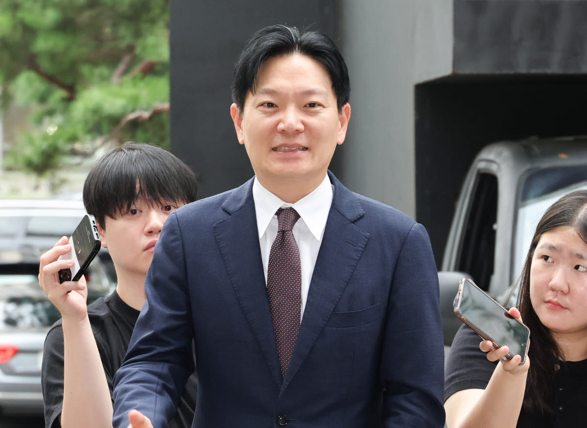국회 국정조사에서 증인 선서를 거부한 혐의 등으로 고발된 박상용 인천지검 부부장검사가 27일 마포구 서울경찰청 광역수사단 공공범죄수사대로 출석하고 있다.(사진= 연합뉴스)