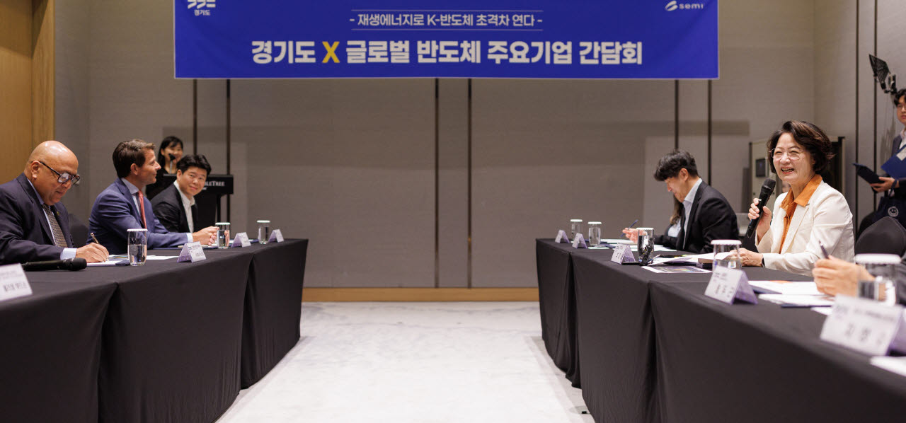27일 오전 성남시 더블트리 바이 힐튼 판교에서 열린 경기도 X 글로벌 반도체 주요기업 간담회에서 추미애 경기도지사가 인사말을 하고 있다.(사진=경기도)