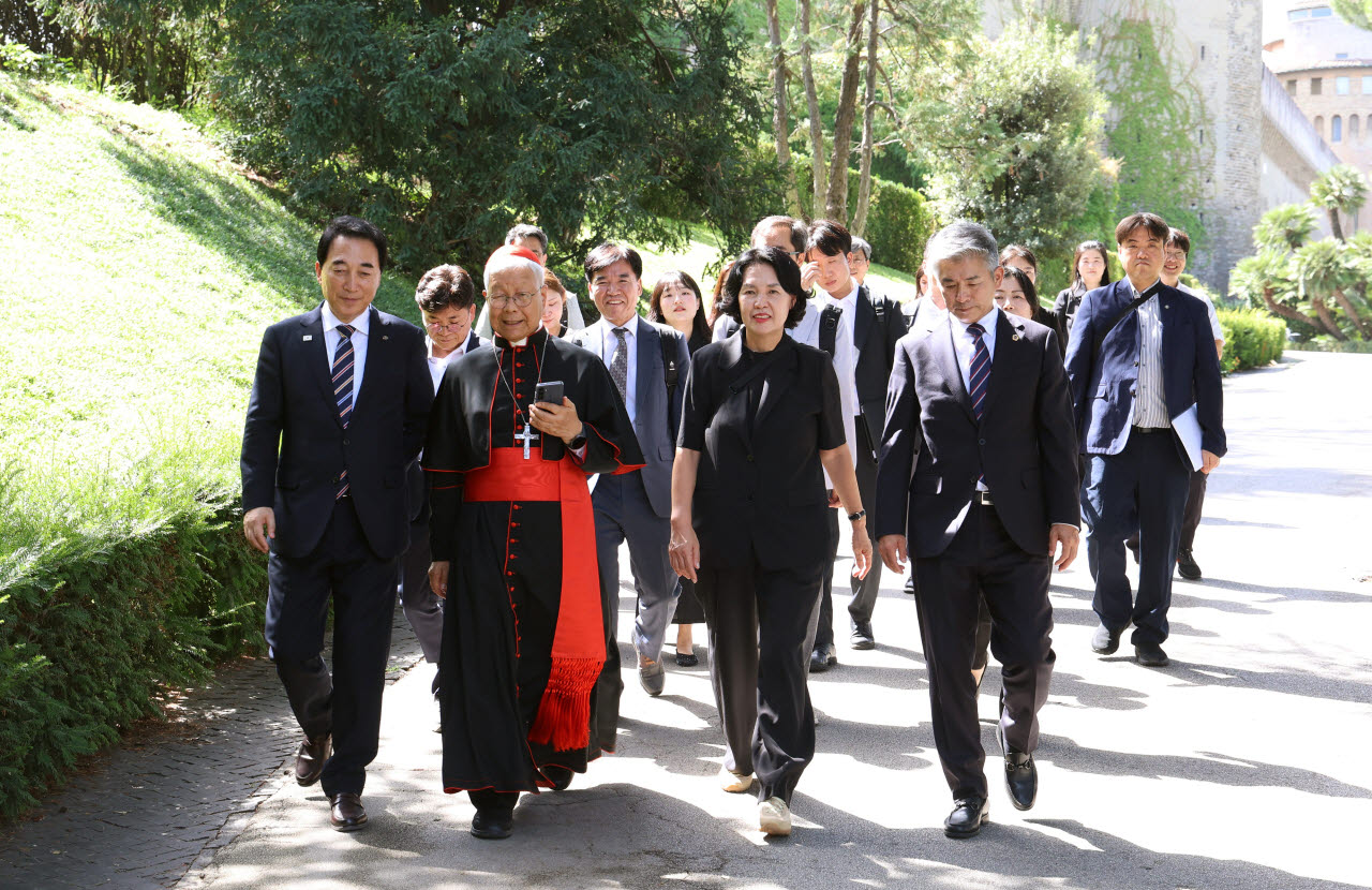 박수현 충남지사(왼쪽)가 26일(현지시각) 이탈리아 로마 바티칸에서 유흥식 성직자성 장관(추기경)의 도움으로 레오 14세 교황를 만나기 위해 이동하고 있다. (사진=충남도 제공)