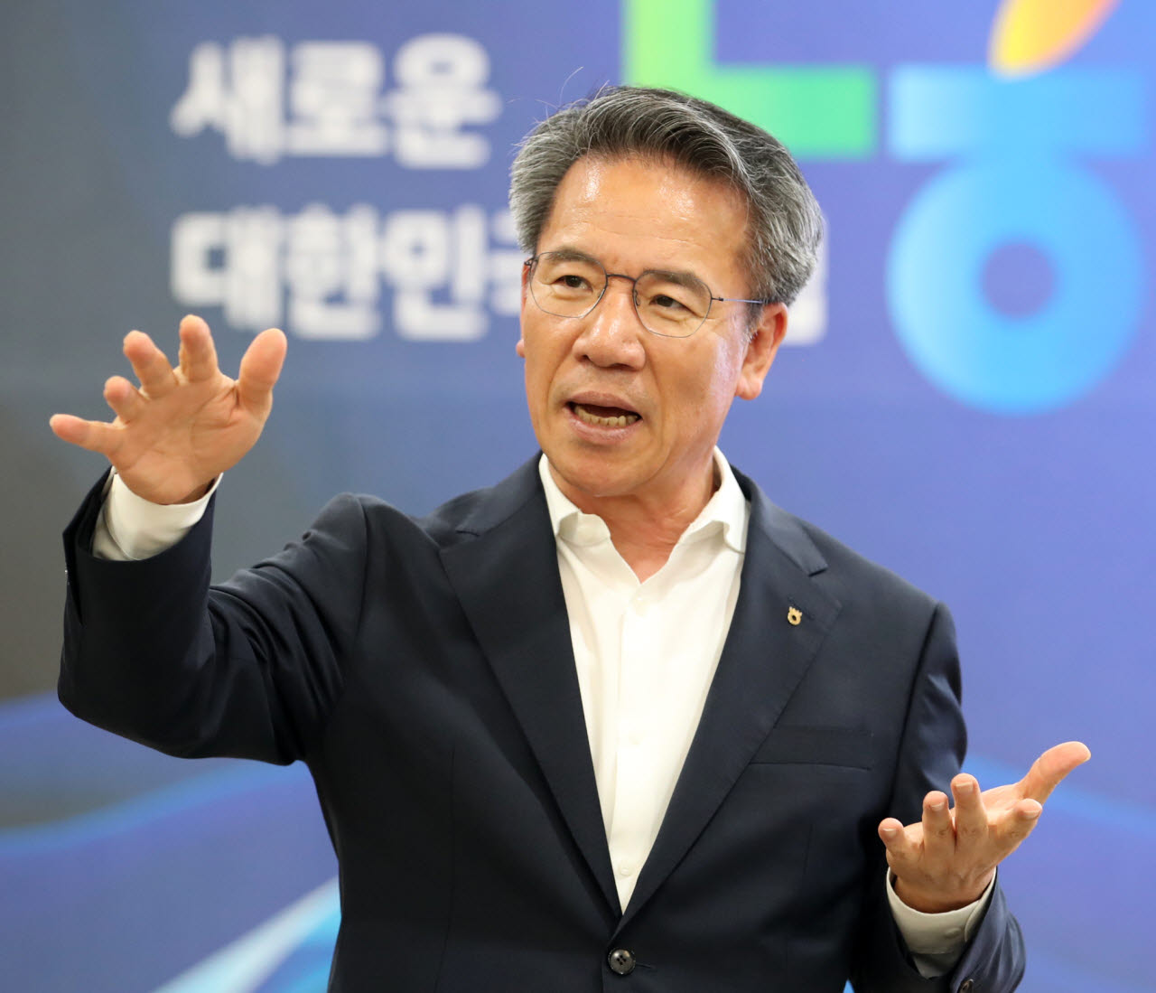 박서홍 농협중앙회 부회장이 27일 '거제 극한호우 피해극복을 위한 서울농협 성금 전달식'에서 방문했던 거제 피해현장에 대해 설명하고 있다. (사진=김태형 기자)