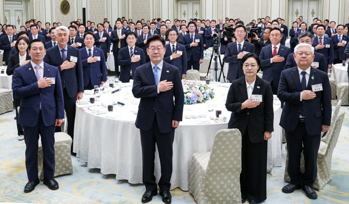 이재명 대통령이 27일 청와대에서 열린 민선 9기 시장·군수·구청장 초청 오찬간담회에서 국민의례를 하고 있다.(사진=연합뉴스)