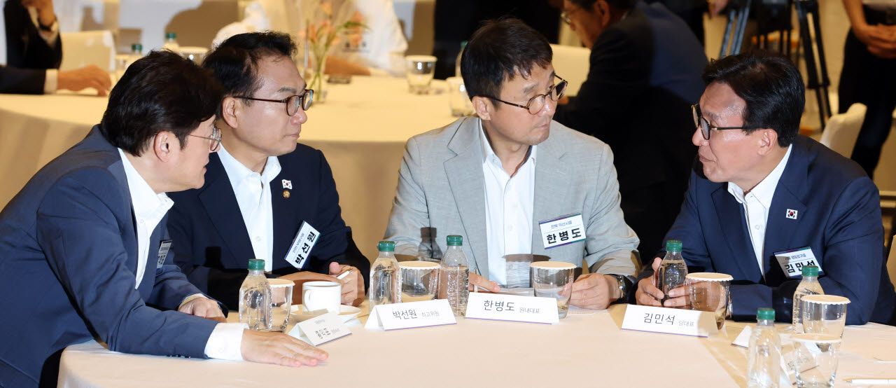 [이데일리 방인권 기자] 김민석 더불어민주당 대표와 한병도 원내대표를 비롯한 지도부가 27일 인천 인스파이어호텔에서 열린 '더불어민주당, 2026년 정기국회 대비 국회의원 워크숍'에서 이야기를 나누고 있다.