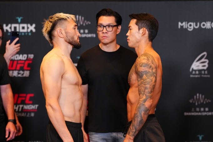 로드 투 UFC 시즌5 페더급 토너먼트 준결승전에서 맞붙는 송영재(오른쪽)와 차그나도르지 다기수렌이 서로 페이스오프를 하고 있다. 사진=UFC