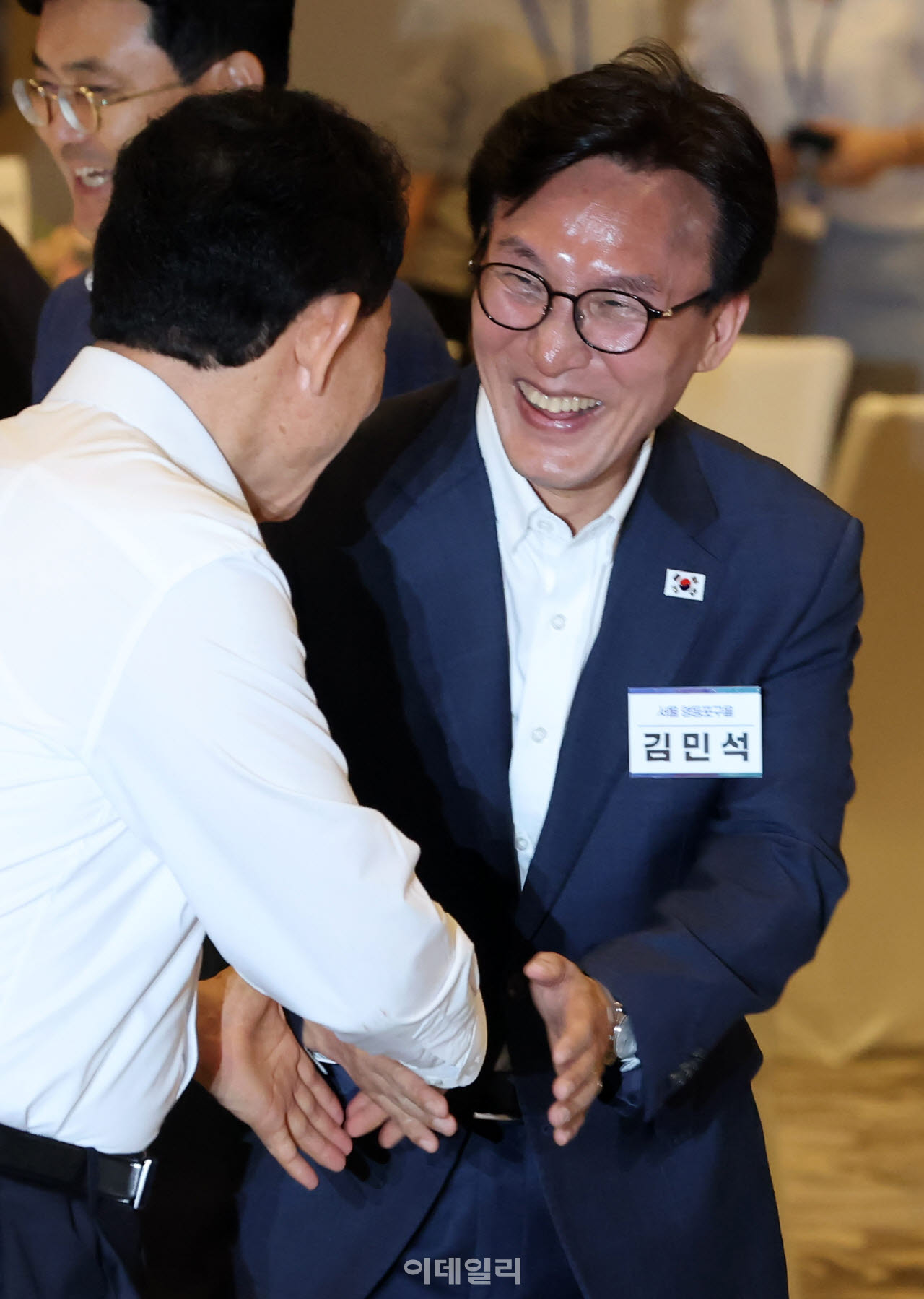 [이데일리 방인권 기자] 김민석 더불어민주당 대표가 27일 인천 인스파이어호텔에서 열린 ‘더불어민주당, 2026년 정기국회 대비 국회의원 워크숍’에 참석해 의원들과 인사를 나누고 있다.