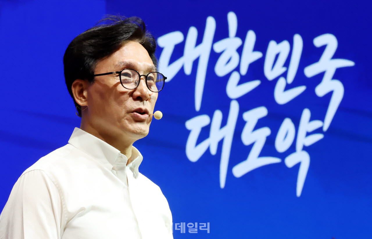[이데일리 방인권 기자] 김민석 더불어민주당 대표가 27일 인천 인스파이어호텔에서 열린 ‘더불어민주당, 2026년 정기국회 대비 국회의원 워크숍’에서 ‘민주의 황금시대’란 주제로 발표를 하고 있다.