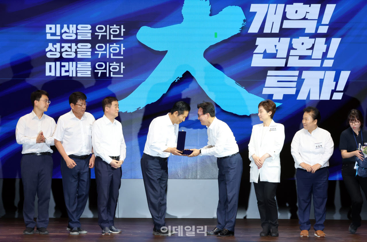 [이데일리 방인권 기자] 김민석 더불어민주당 대표가 27일 인천 인스파이어호텔에서 열린 ‘더불어민주당, 2026년 정기국회 대비 국회의원 워크숍’에서 정청래 전 대표를 비롯한 전 지도부에게 감사패를 전달하고 있다.