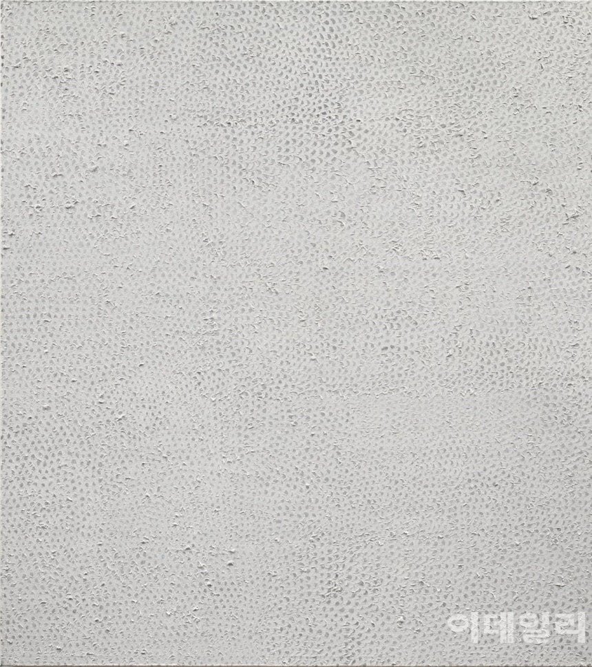 쿠사마 야요이의 ‘무제(그물)’(1959). 2022년 필립스 뉴욕에서 1050만달러(당시 약 133억원)에 낙찰됐다. ‘무한그물’(Infinity Nets) 연작 중 한 점으로 세계 경매시장에서 가장 비싸게 팔린 작품이다(사진=필립스옥션).