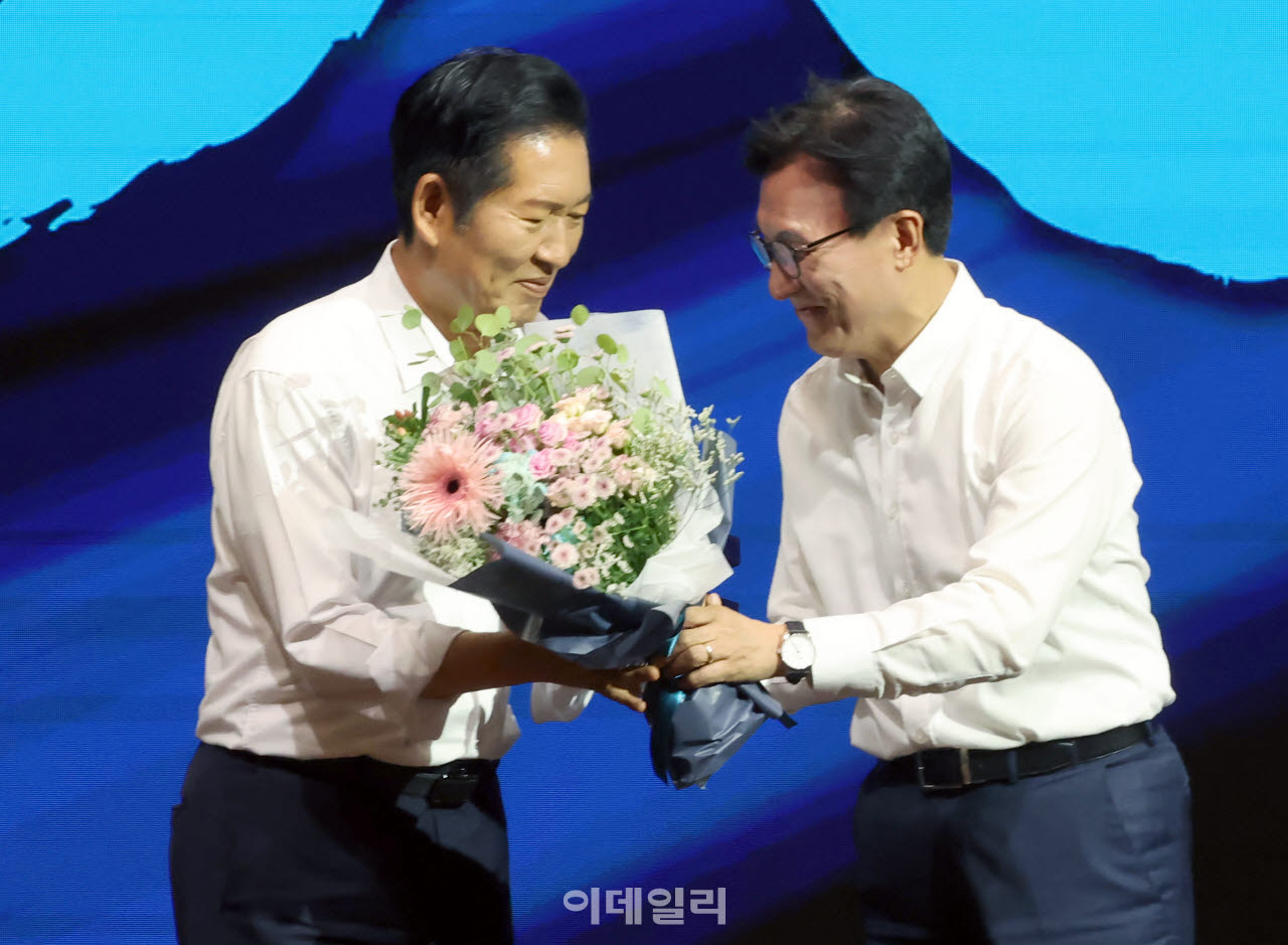 김민석 더불어민주당 대표가 27일 인천 인스파이어호텔에서 열린 ‘더불어민주당, 2026년 정기국회 대비 국회의원 워크숍’에서 정청래 전 대표를 비롯한 전 지도부에게 감사패를 전달하고 있다.(사진=방인권 기자)