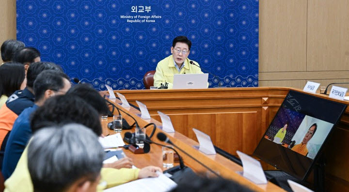 이재명 대통령이 27일 서울 외교부 청사에서 네팔 홍수 피해 대응 긴급회의를 주재하고 있다.(사진=연합뉴스)