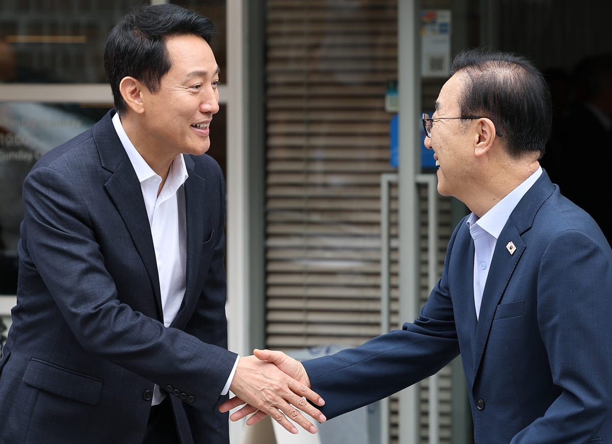 김윤덕 국토교통부 장관(오른쪽)과 오세훈 서울시장이 26일 서울 모처의 한 식당에서 용산공원을 활용한 주택 공급 등 서울 주택 문제를 협의한 뒤 나서며 악수하고 있다.(사진=연합뉴스)