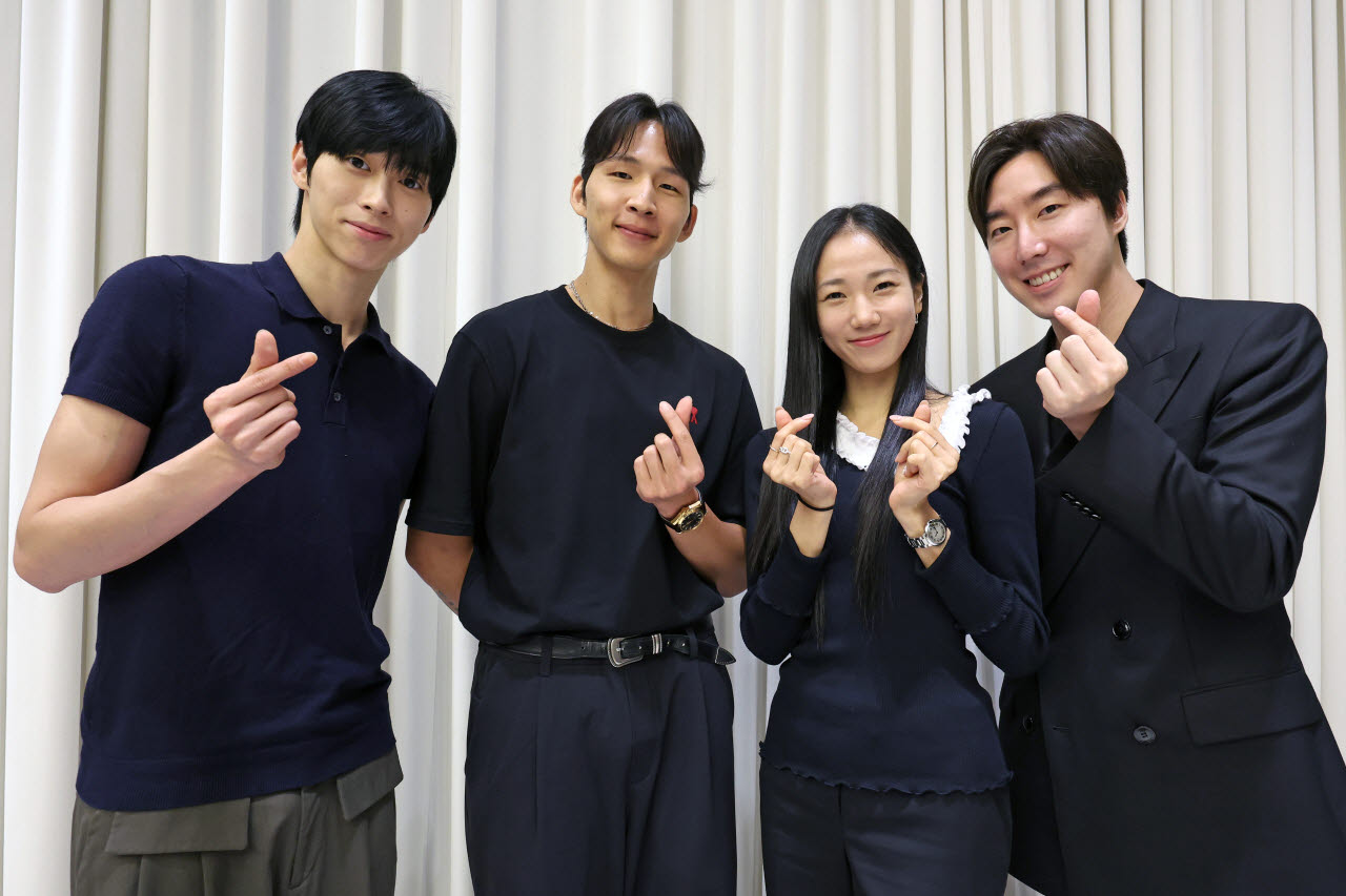 전민철(왼쪽부터) 마린스키발레단 퍼스트 솔리스트, 김석주 보스턴발레단 솔리스트, 박선미 아메리칸 발레시어터 수석무용수, 한성우 아메리칸 발레시어터 솔리스트가 27일 서울 용산구 몬드리안 서울 이태원에서 '2026 서울 글로벌 발레 포럼' 기자회견을 마치고 기념촬영을 하고 있다. (사진=뉴시스)