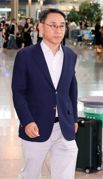 정연인 두산에너빌리티 대표이사가 27일 인천국제공항에서 출국장으로 향하고 있다. 네팔 수력발전소 건설 현장을 덮친 대규모 홍수로 한국남동발전과 두산에너빌리티 관련 한국인 9명이 실종된 가운데 한국남동발전과 두산에너빌리티는 비상대책본부를 꾸리고 이날 긴급대응반을 급파했다.(사진=연합뉴스)