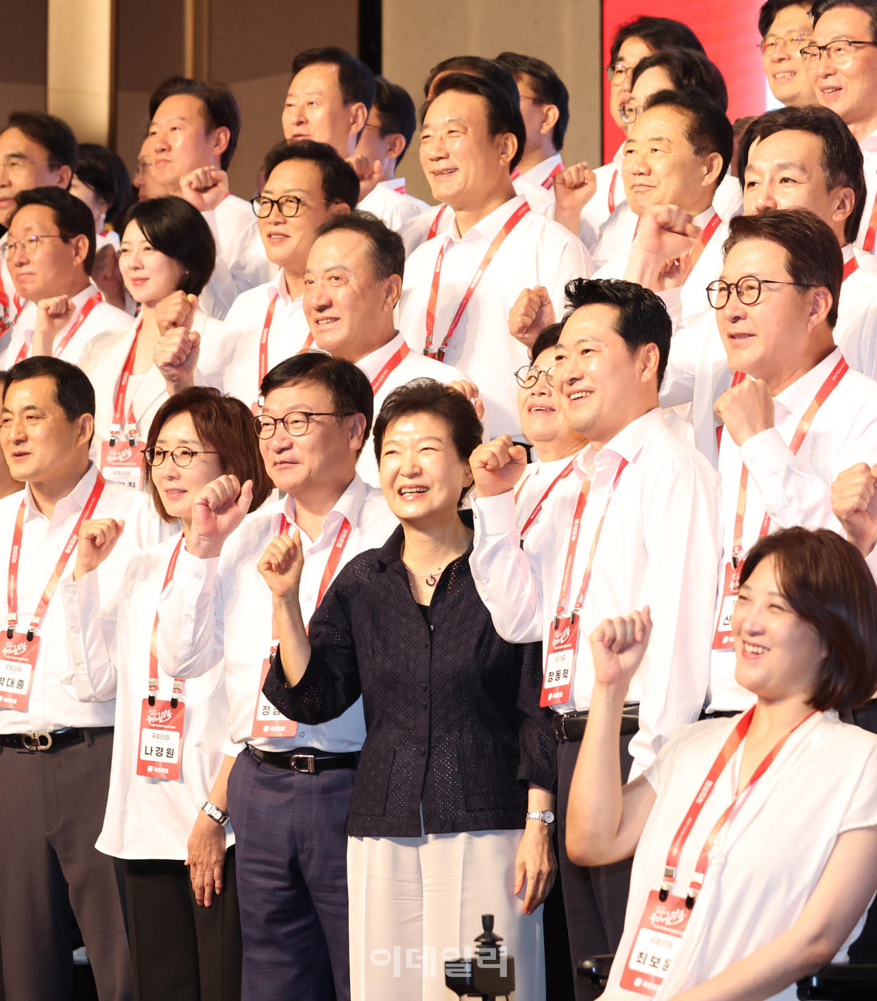 박근혜(앞줄 가운데) 전 대통령과 장동혁 국민의힘 대표, 정점식 원내대표 및 의원들이 27일 경기 고양시 일산 동구 소노캄 고양에서 열린 2026 국민의힘 국회의원 연찬회에서 기념촬영을 하고 있다. (사진=노진환 기자)