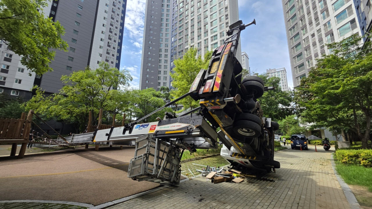 26일 천안시 동남구 신부동의 한 아파트에서 이삿짐을 나르기 위해 설치 중이던 사다리차가 쓰러졌다.(사진=뉴스1)