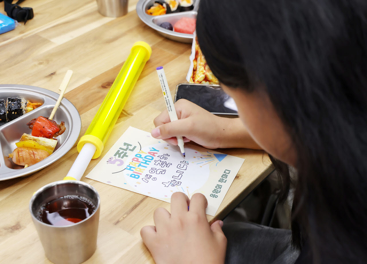 도봉구 청소년꿈터 5주년 생일잔치에 참여한 청소년이 축하 카드를 적고 있다. (사진=도봉구)
