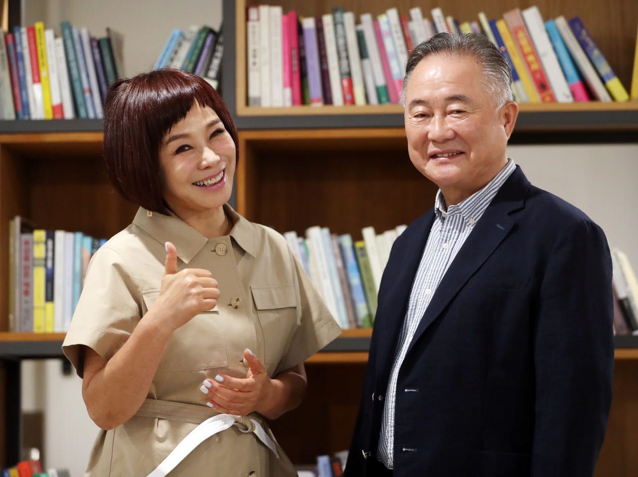 가수 현숙씨가 예종석 대기자와 함께 포즈를 취하고 있다. (사진=김태형 기자)