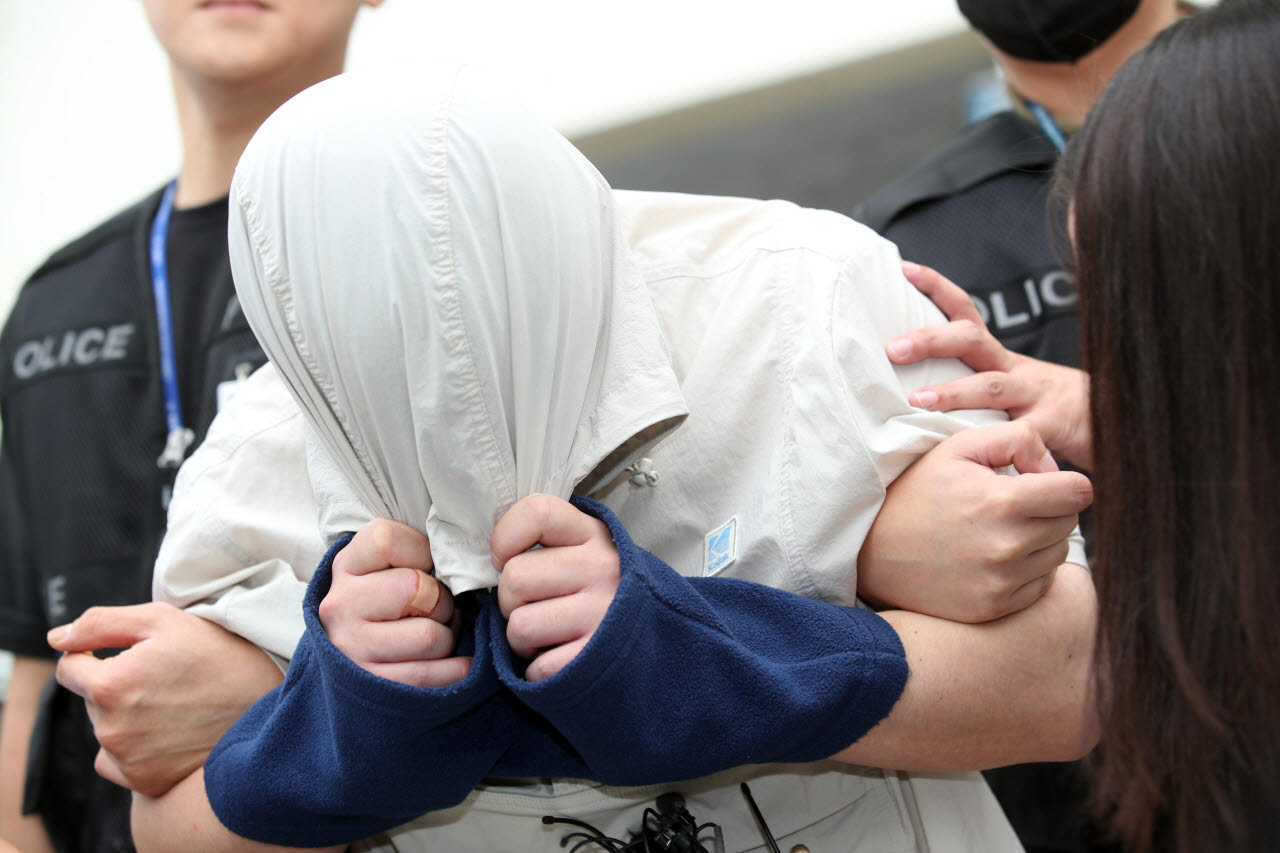 경산에서 중국인 유학생을 살해한 피의자가 지난 27일 오전 영장실질심사를 받은 뒤 대구지방법원을 떠나고 있다. (사진=연합뉴스)