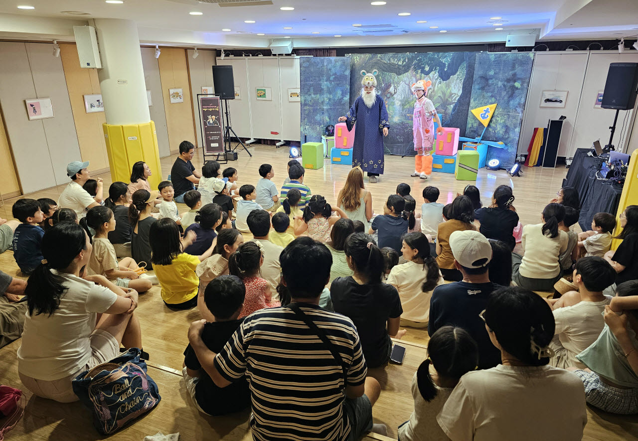 '독서의 달' 9월을 맞아 송파구는 구립도서관 10곳에서 73개 독서문화 프로그램을 진행한다. 사진은 올해 송파어린이도서관에서 진행된 마법사 오공이의 모험 마술공연. (사진=송파구)