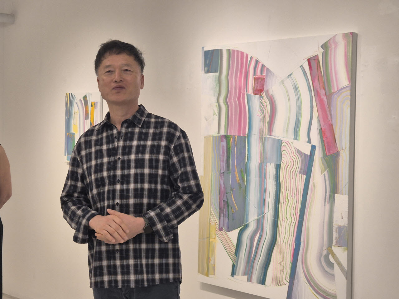 물결처럼 이어지는 선과 색으로 파동을 시각화한 김영헌 작가
