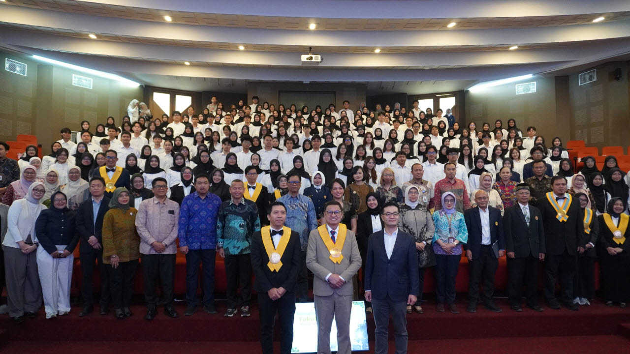인도네시아 자바에 위치한 파자자란 대학교(UNPAD) 약학대학에서 진행된 화장품학 학사과정 개설 기념식에 참여한 정민경 코스맥스인도네시아 법인장(맨 앞줄 오른쪽)과 타루나 이크라르(Taruna Ikrar) 인도네시아 식품의약품감독청(BPOM) 청장(맨 앞줄 가운데), 아울리야 압두로힘 수완티카(Auliya Abdurrohim Suwantika) UNPAD 약학대학 학장(맨 앞줄 왼쪽)이 기념사진을 촬영하고 있다. (사진=코스맥스)
