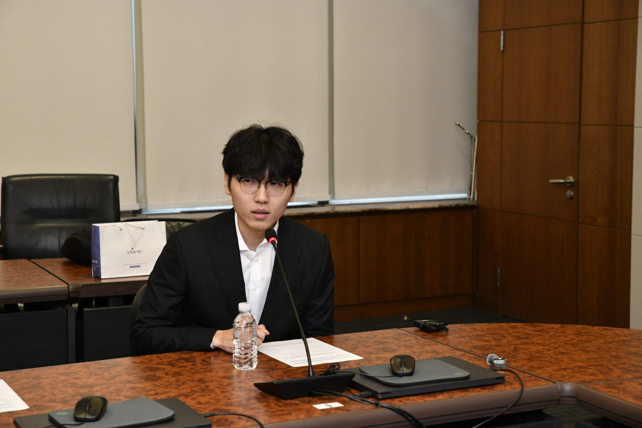 기부 취지 밝히는 신진서.(사진=한국기원 제공)