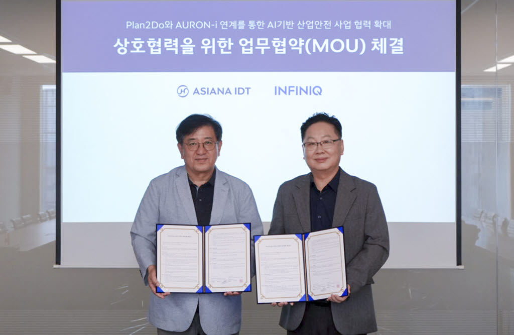 28일 진행된 인피닉과 아시아나IDT의 '산업안전 AI 솔루션 사업 협력을 위한 업무협약(MOU)' 체결식에서 인피닉 박경서 이사(사진 오른쪽)와  아시아나IDT 전해돈상무(사진 왼쪽)가 협약서를 들고 기념 촬영을 하고 있다.  (사진=인피닉)