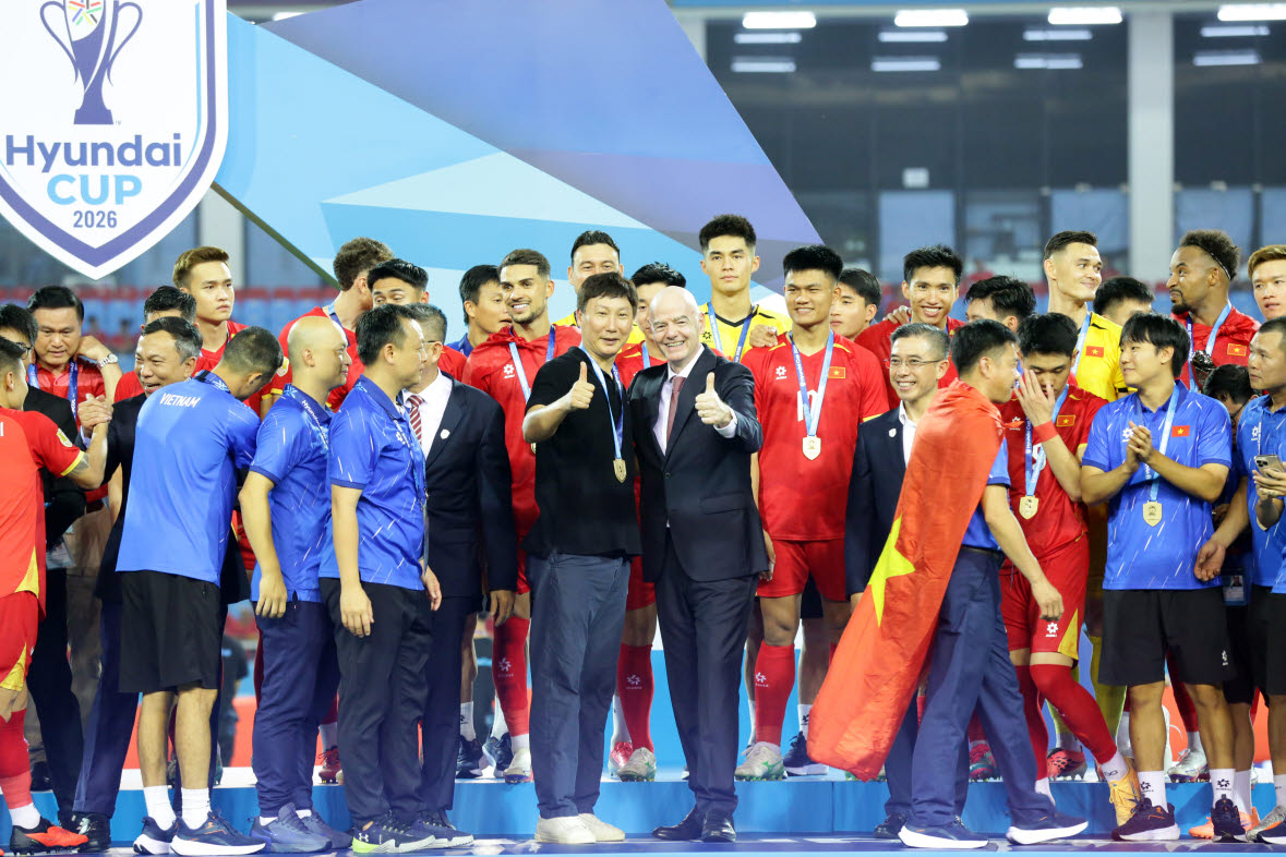 베트남 축구대표팀이 아세안 현대컵에서 우승을 차지한 뒤 김상식 감독이 잔니 인판티노 FIFA 회장과 함께 기념촬영을 하고 있다. 사진=디제이매니지먼트