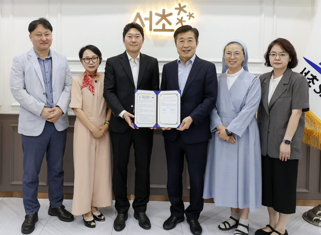 전성수(오른쪽 세 번째) 서초구청장과 박형준(네 번째) 삼삼엠투 대표 및 지역 복지관 관계자들이 27일 서초구청에서 열린 ‘주거위기가구 및 청년 주거비 지원사업’ 추진을 위한 서초구-삼삼엠투 업무협약 체결식에 참석해 기념촬영을 하고 있다. (사진=서초구)