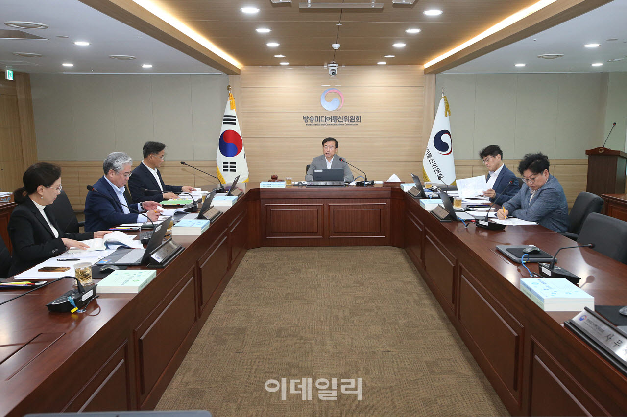 김종철(가운데) 방송미디어통신위원장이 28일 정부과천청사에서 '2026년 제31차 전체회의'를 진행하고 있다.(사진=방미통위)