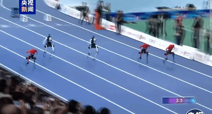 지난 26일 중국 베이징 세계휴머노이드로봇운동회에서 100m 결선이 열리고 있다. (영상=CCTV 화면 갈무리)