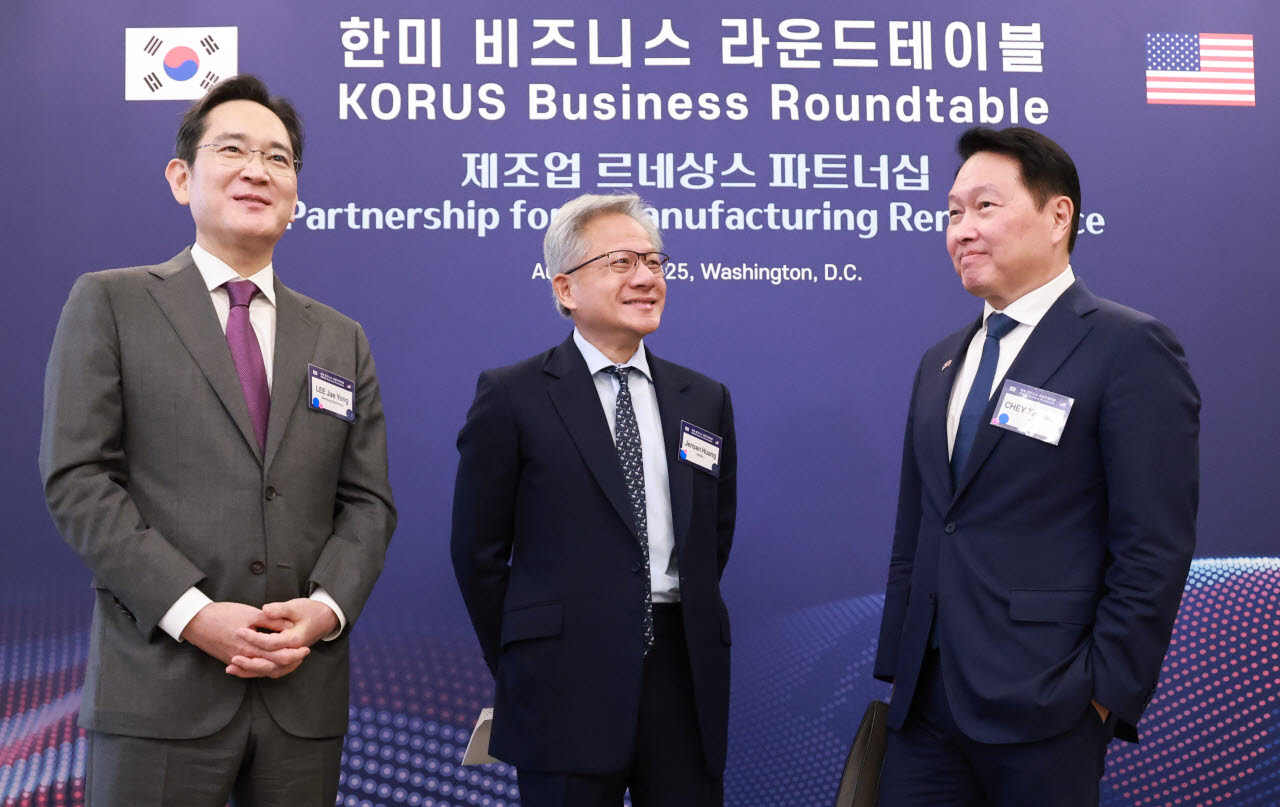 (왼쪽부터)이재용 삼성전자 회장과 젠슨 황 엔비디아 최고경영자(CEO), 최태원 대한상공회의소 회장 겸 SK그룹 회장.(사진=연합뉴스)