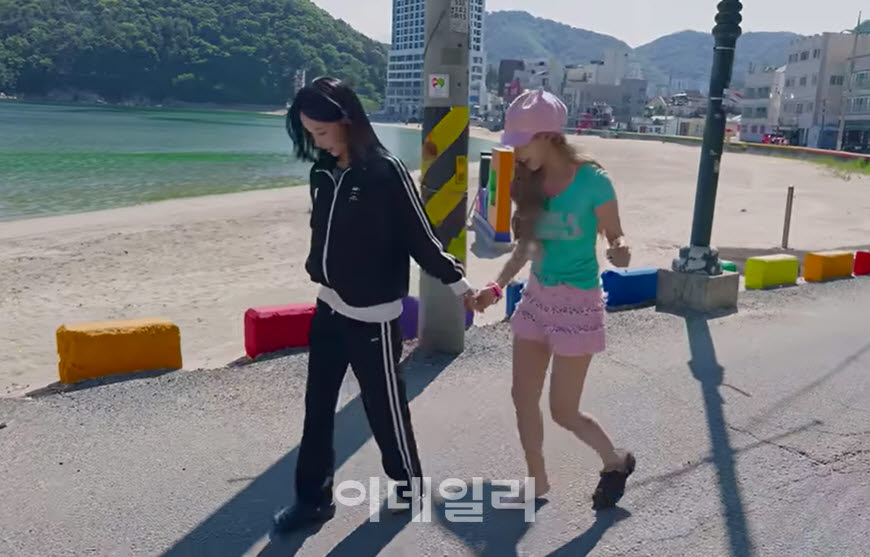 유튜브 '안원잘부'에서 '갸루와 거제에 왔습니다 (거제 1편)' 영상 속 르센느 멤버 원이와 미나미 모습을 형상화한 해파리 키링 굿즈를 커미션으로 요청했다.