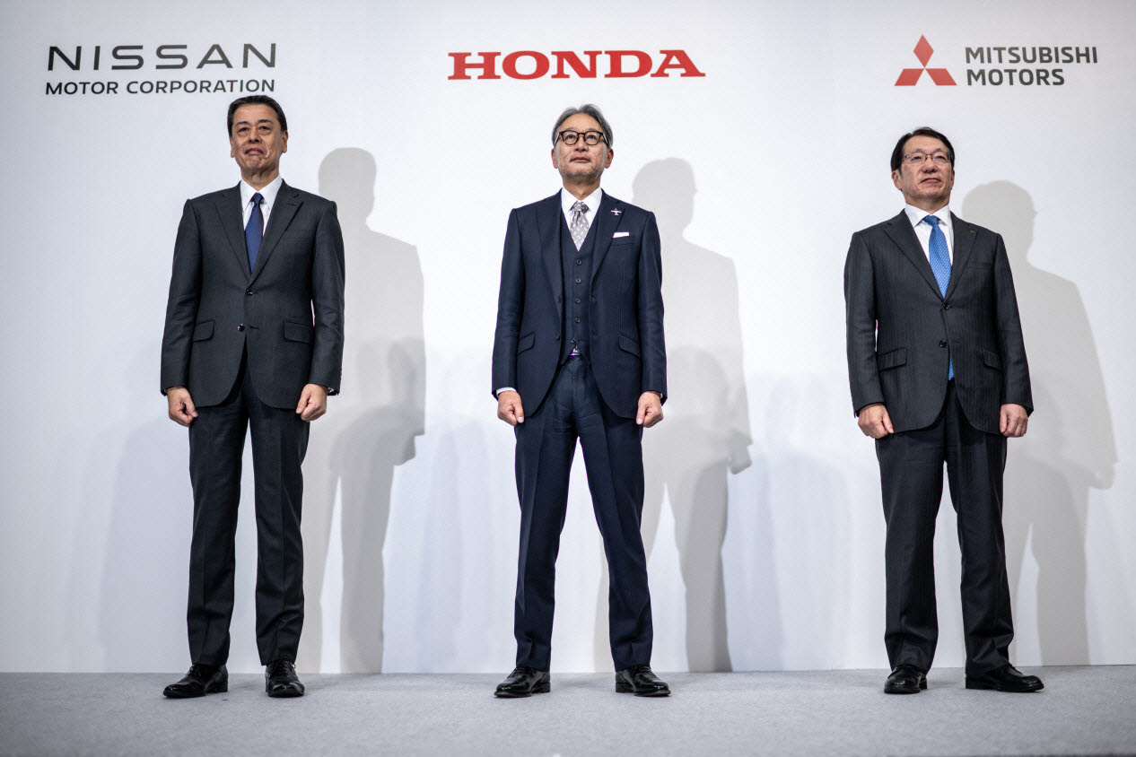 왼쪽부터 닛산자동차 사장 겸 CEO 우치다 마코토, 혼다자동차 사장 겸 대표이사 미베 토시히로, 미쓰비시자동차 사장 겸 최고경영자(CEO) 가토 다카오가 2024년 12월 23일 일본 도쿄에서 열린 공동 기자회견 후 사진 촬영을 위해 포즈를 취하고 있다.(사진=AFP)