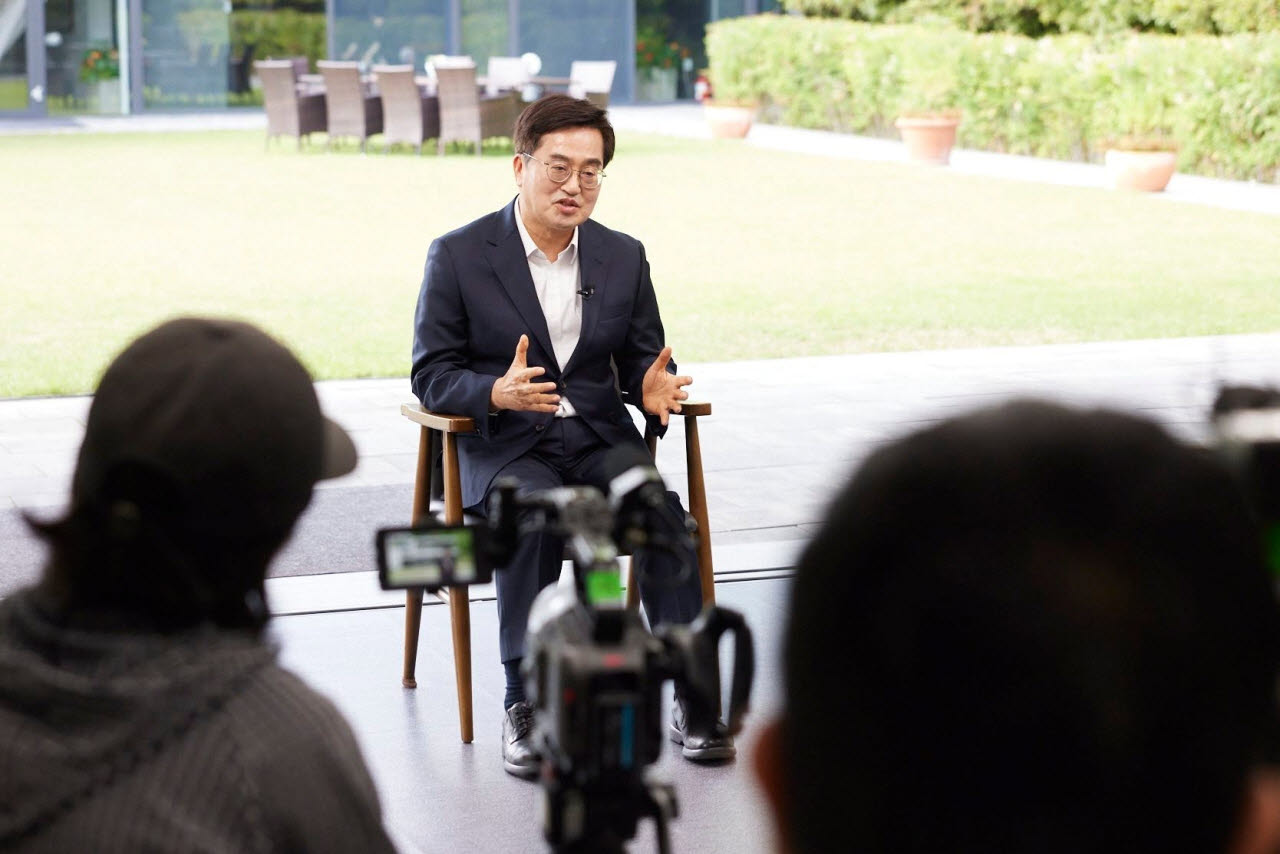 지난 6월 16일 수원 도담소(옛 경기도지사 공관)에서 ‘꼬리에 꼬리를 무는 그날의 이야기’ 촬영을 하고 있는 김동연 전 경기도지사.(사진=김동연 페이스북)